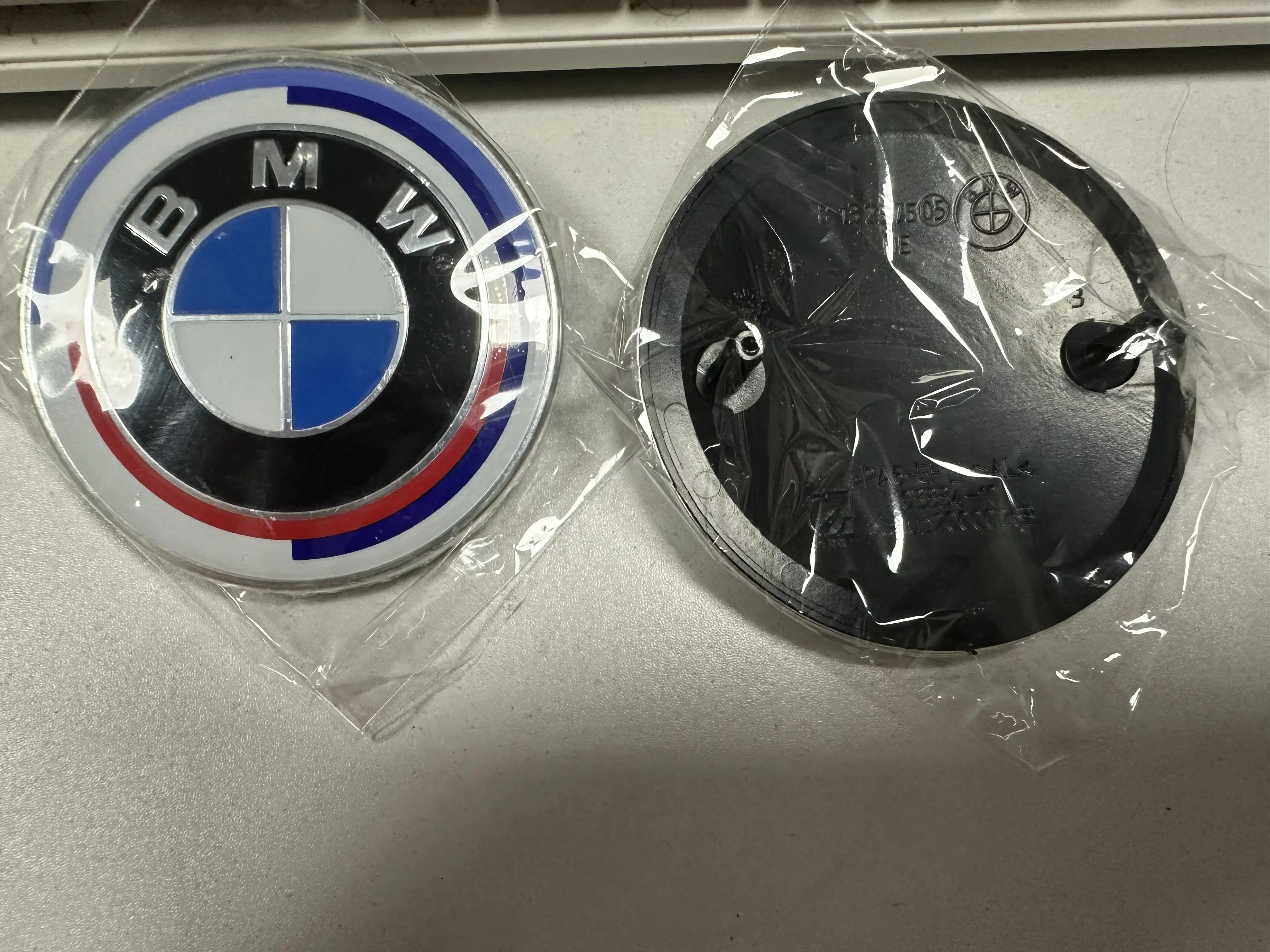 for BMW F32 F33 F36 G22 G23 G26 E84 F48 F49 G29 F87 Ac 74mm 82mm Hood Emblem Car Front Bonnet Logo Trunk Cover Badge car sticker
for BMW F32 F33 F36 G22 G23 G26 E84 F48 F49 G29 F87 Ac 74mm 82mm Hood Emblem Car Front Bonnet Logo Trunk Cover Badge car sticker
