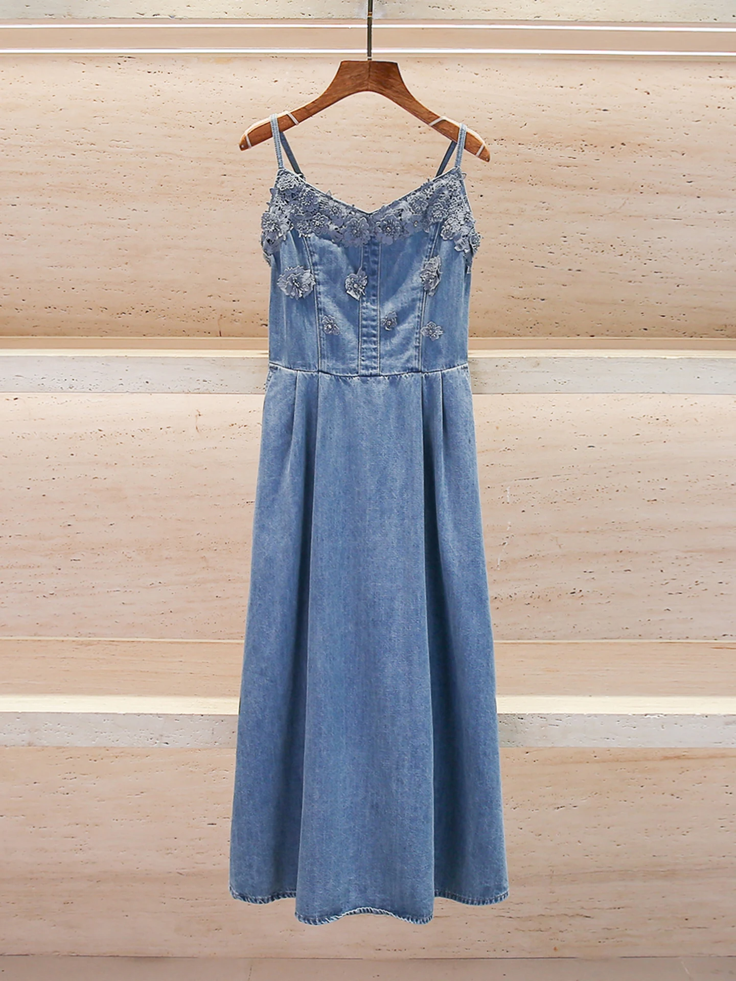 Retro Floral Embellished Denim Halter Dress Standard Fit A-Line Silhouette Sleeveless Medium Softness Suitable for Daily Wear
Retro Floral Embellished Denim Halter Dress Standard Fit A-Line Silhouette Sleeveless Medium Softness Suitable for Daily Wear