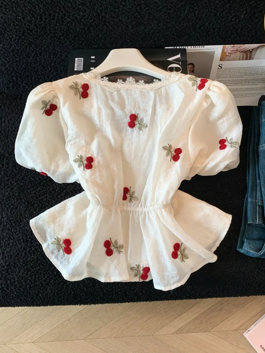 Красная блузка с V-образным вырезом и кружевной отделкой, укороченная, с эффектом утяжки на талии, женская летняя, уникальная, с удлиненными рукавами-колокол, антивозрастная
Красная блузка с V-образным вырезом и кружевной отделкой, укороченная, с эффектом утяжки на талии, женская летняя, уникальная, с удлиненными рукавами-колокол, антивозрастная