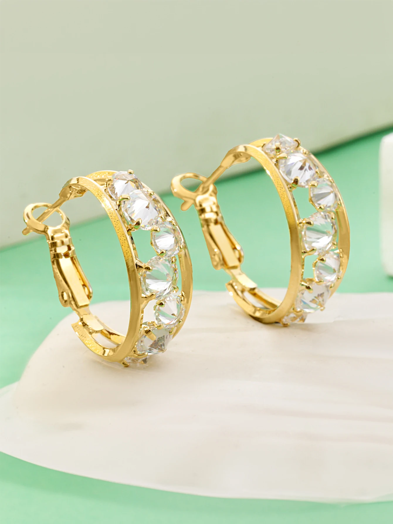 Fashionable and trendy jewelry with micro inlaid zircon water droplet shaped earrings, versatile earrings, ladies' crystal earri
Fashionable and trendy jewelry with micro inlaid zircon water droplet shaped earrings, versatile earrings, ladies' crystal earri