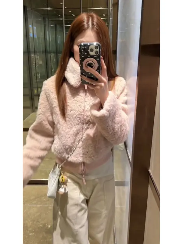 Экологичная короткая шуба из искусственного меха для женщин: уникальный корейский дизайн с молнией, круглым вырезом и длинными рукавами
Экологичная короткая шуба из искусственного меха для женщин: уникальный корейский дизайн с молнией, круглым вырезом и длинными рукавами