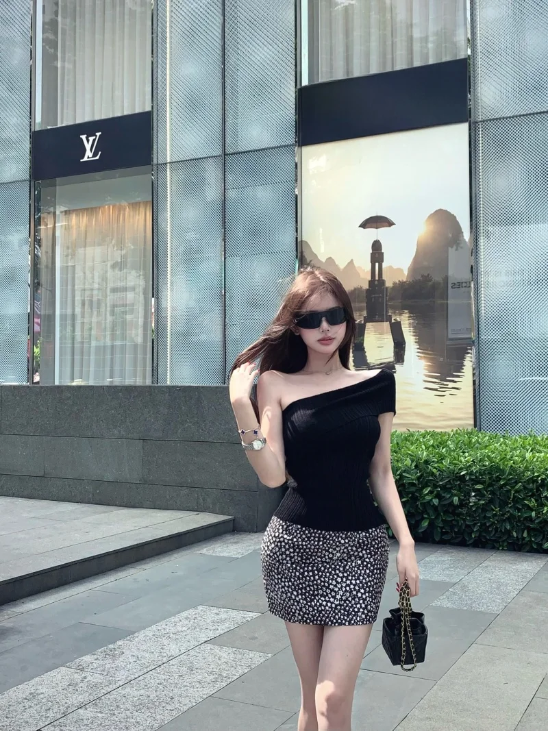 Spicy Girl Style Shoulder T-Shirt And Skirt Set for Women High Waist Slim Fit Summer Fashion Two Piece Cotton Suit
Spicy Girl Style Shoulder T-Shirt And Skirt Set for Women High Waist Slim Fit Summer Fashion Two Piece Cotton Suit