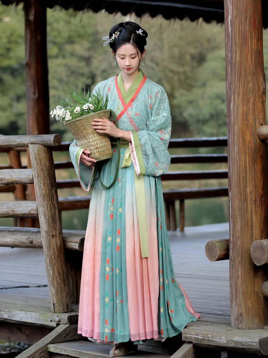 Оригинальный комплект ZhuiChunYan Autumn Color Lady Hanfu: топ с широкими рукавами и принтом, длина до талии, и юбка. Весенне-летняя женская одежда.
Оригинальный комплект ZhuiChunYan Autumn Color Lady Hanfu: топ с широкими рукавами и принтом, длина до талии, и юбка. Весенне-летняя женская одежда.