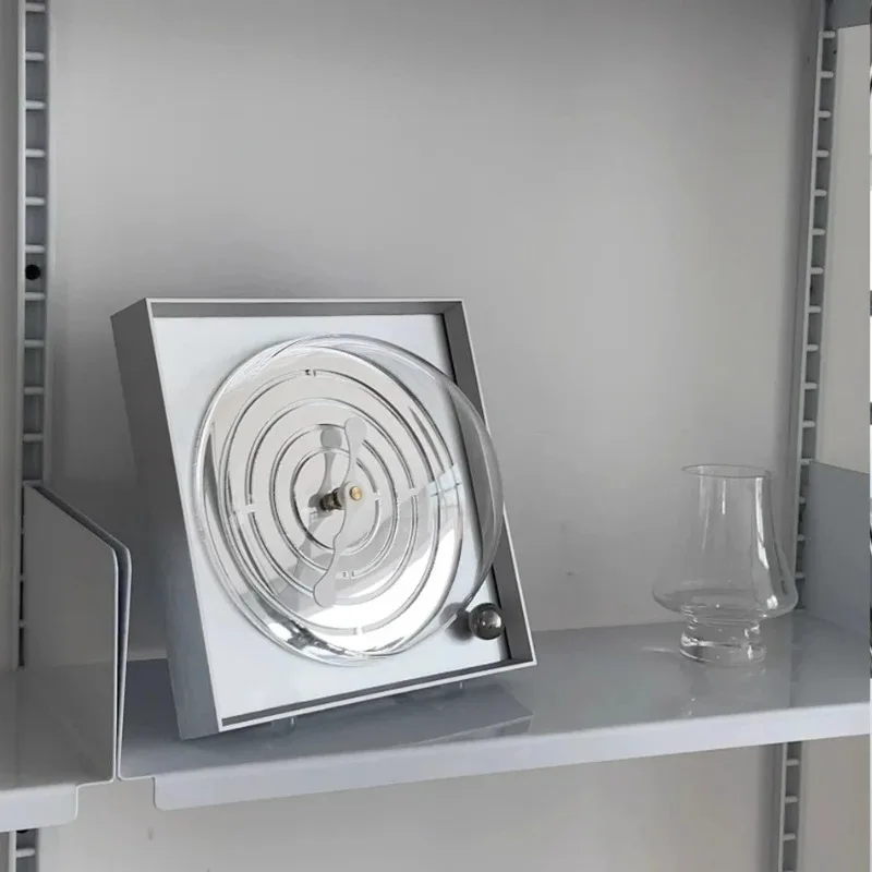 Новые настольные часы, орнамент, зеркало, антикварные часы, украшение для рабочего стола, бесшумный подарок в Баухаусе
Новые настольные часы, орнамент, зеркало, антикварные часы, украшение для рабочего стола, бесшумный подарок в Баухаусе