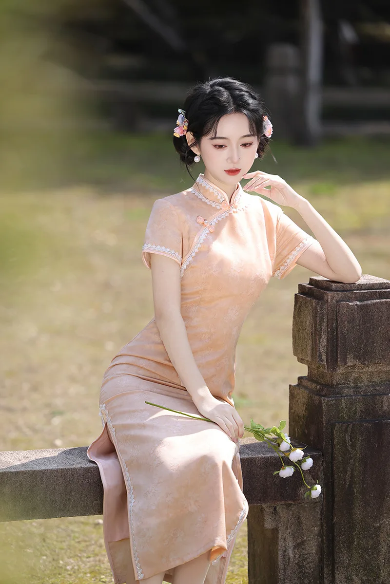 Retro Lace Trim Stand Collar Long Cheongsam Summer Chinese Short Sleeve Temperament Daily Slim Dress Qipao
Retro Lace Trim Stand Collar Long Cheongsam Summer Chinese Short Sleeve Temperament Daily Slim Dress Qipao