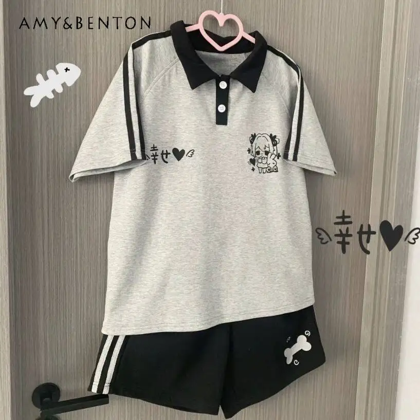 Summer Japanese Style Gray Cartoon Print Polo Collar Loose Short Sleeve T-shirt with Black Casual Sports Shorts for Women
Summer Japanese Style Gray Cartoon Print Polo Collar Loose Short Sleeve T-shirt with Black Casual Sports Shorts for Women