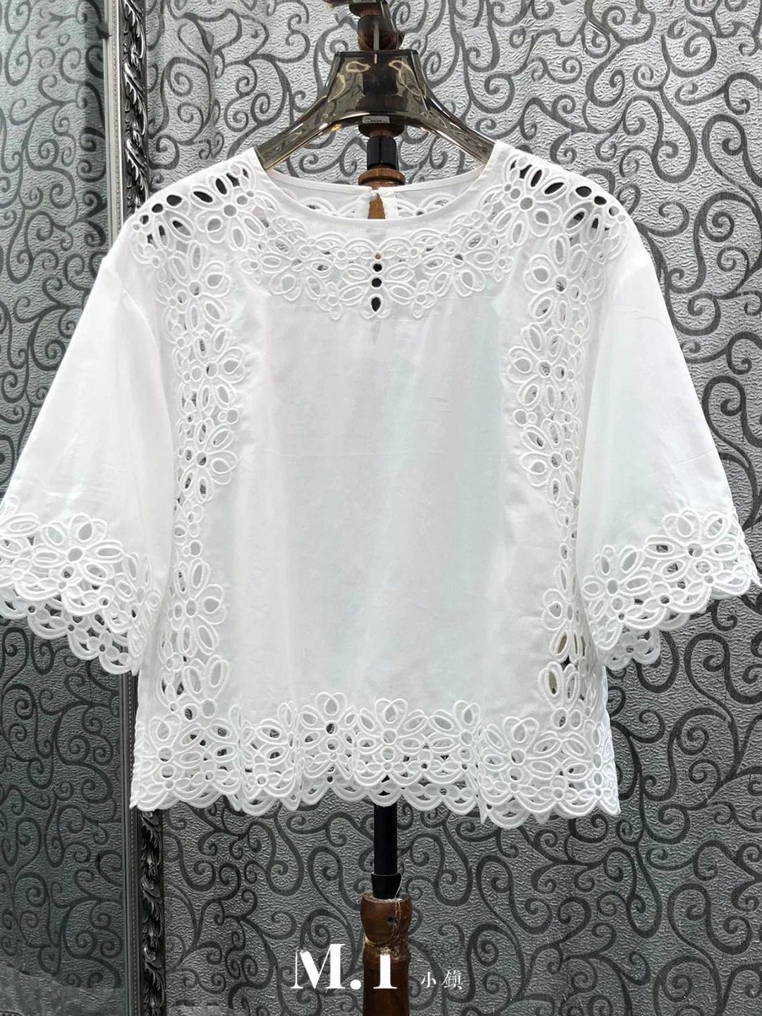 Elegant Pure Color Cotton Hollow out Embroidered Overhead Top Milan Small Town Southern Oil European Style Simple Beauty
Elegant Pure Color Cotton Hollow out Embroidered Overhead Top Milan Small Town Southern Oil European Style Simple Beauty