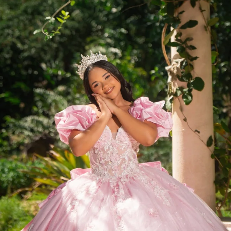 Light Pink Quinceanera Dress off-shoulder Sequins Crystal 3D Flower Decal Long tail Bow vestidos de 15 Quinceanera Customize
Light Pink Quinceanera Dress off-shoulder Sequins Crystal 3D Flower Decal Long tail Bow vestidos de 15 Quinceanera Customize