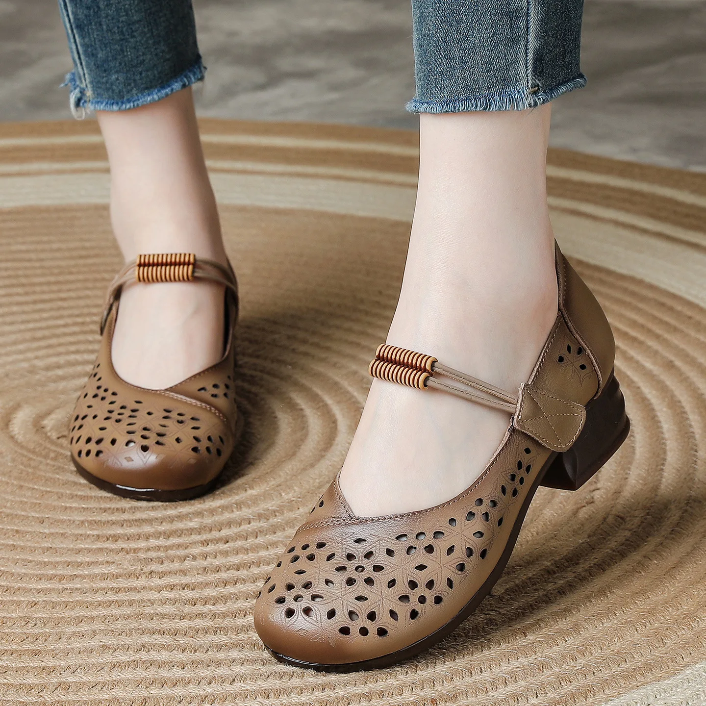 Women Genuine Leather Mary Jane Shoes Hollow Breathable Block Heel Sandals Retro Non-slip Mom Shoes Comfortable Casual Shoes
Women Genuine Leather Mary Jane Shoes Hollow Breathable Block Heel Sandals Retro Non-slip Mom Shoes Comfortable Casual Shoes