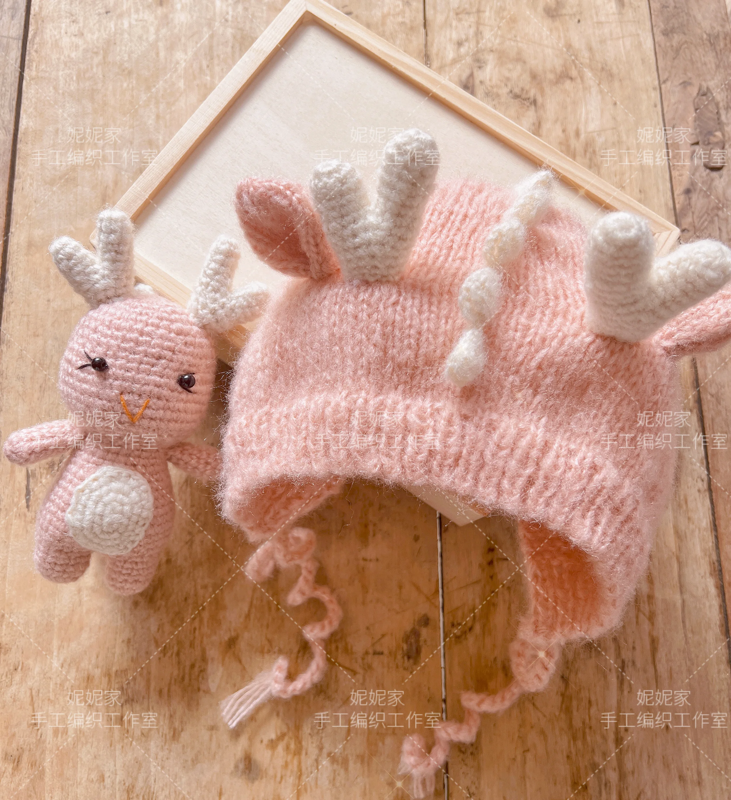 Newborn Picture Props Handmade Knit Dragon Outfit with Hat Tail and Doll Set for Studio Photo Shoot Photography Accessories
Newborn Picture Props Handmade Knit Dragon Outfit with Hat Tail and Doll Set for Studio Photo Shoot Photography Accessories