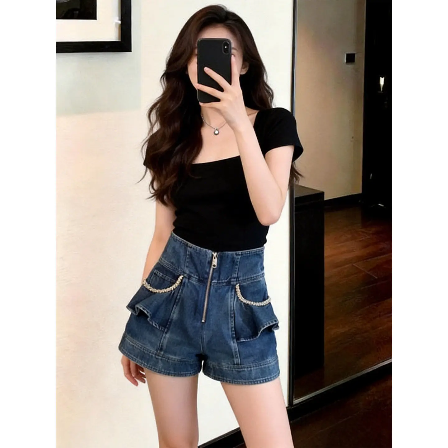 Harajuku Chic High Waist Rhinestone Trim Denim Shorts Zipper Front Ruffle Hem Wide Leg Hot Pants For Women Streetwear Trendy Y2K
Harajuku Chic High Waist Rhinestone Trim Denim Shorts Zipper Front Ruffle Hem Wide Leg Hot Pants For Women Streetwear Trendy Y2K