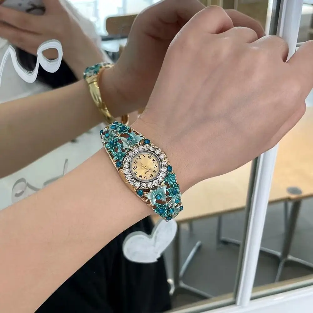 Rich In Flowers Vintage Watch Rhinestone Bracelet Round Dial Ladies Wristwatch Crystal Jewelry Versatile Design
Rich In Flowers Vintage Watch Rhinestone Bracelet Round Dial Ladies Wristwatch Crystal Jewelry Versatile Design
