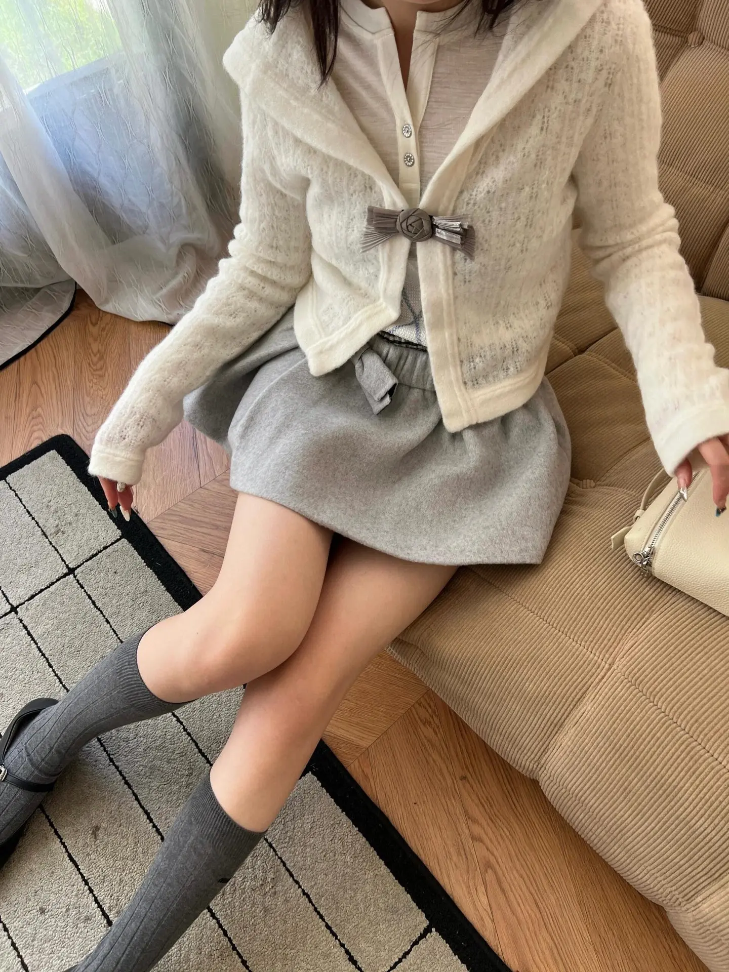 Temperament simple large lapel women's cardigan three-dimensional bow flower buttons knitted blouse 2025 spring new
Temperament simple large lapel women's cardigan three-dimensional bow flower buttons knitted blouse 2025 spring new