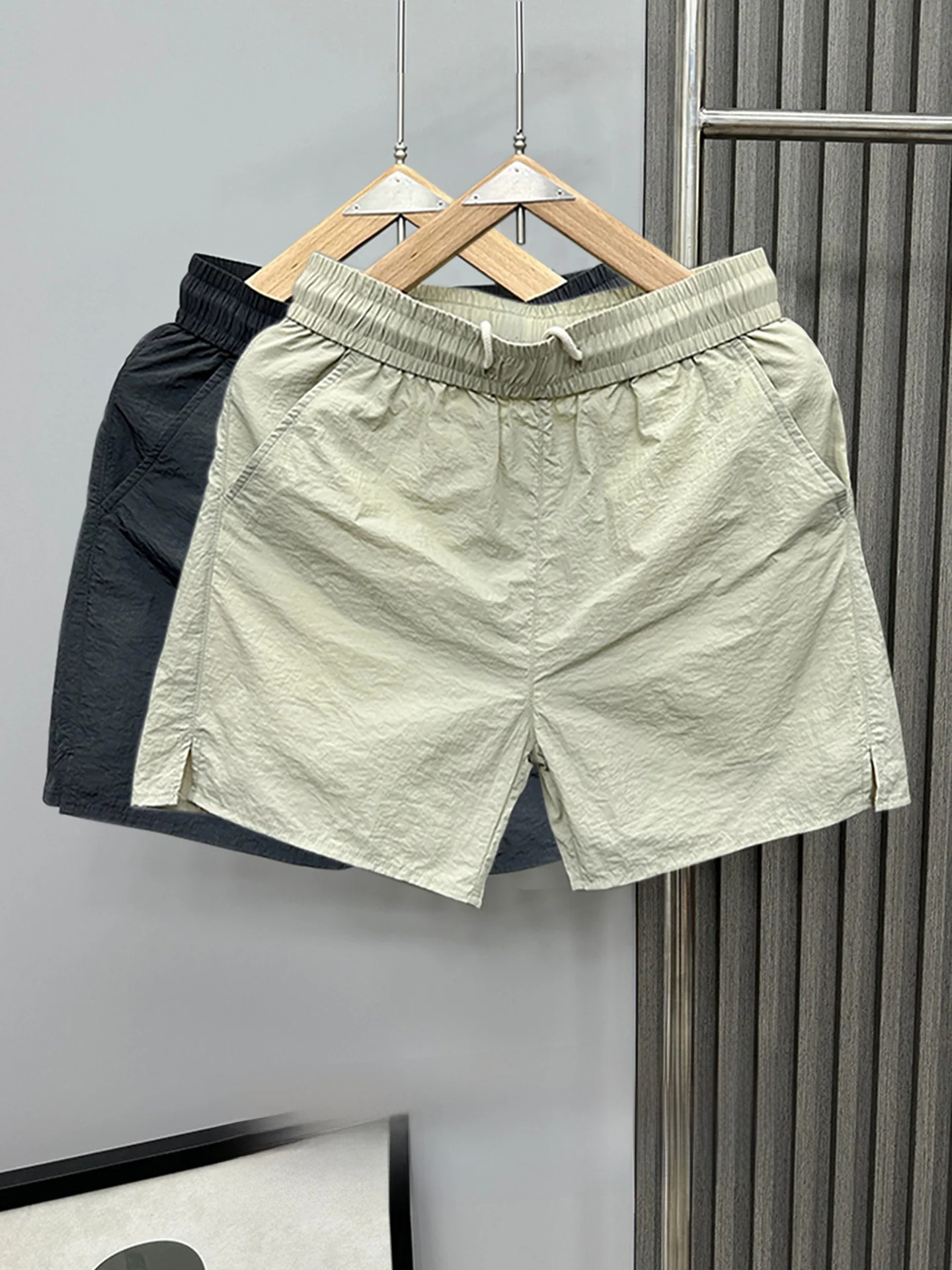 Летние шорты из ледяного шелка, быстросохнущие, повседневные, тонкие, три четверти длины, для дома, удобные, дышащие, нейлоновые, молодежные шорты
Летние шорты из ледяного шелка, быстросохнущие, повседневные, тонкие, три четверти длины, для дома, удобные, дышащие, нейлоновые, молодежные шорты