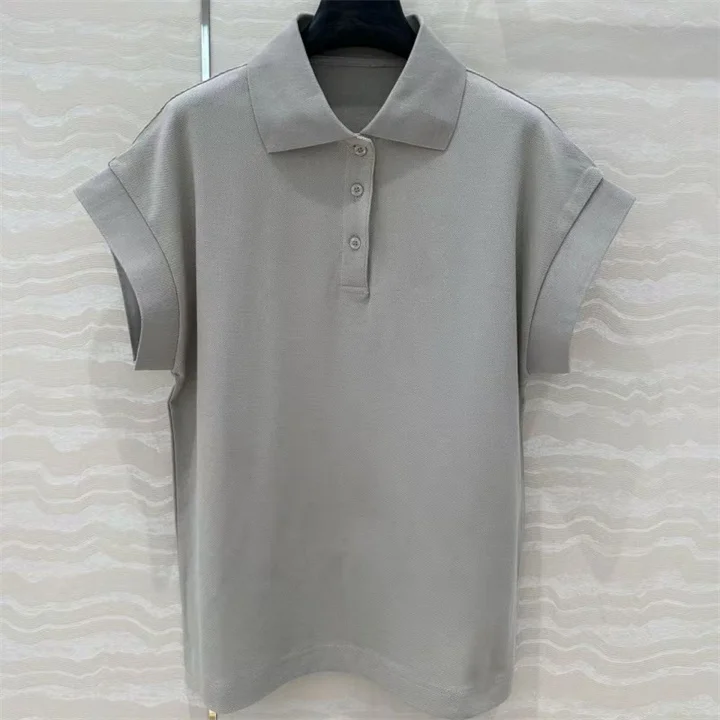 Pure cotton embroidered letter polo-style loose high-waist T-shirt top for women with dropped shoulders.
Pure cotton embroidered letter polo-style loose high-waist T-shirt top for women with dropped shoulders.