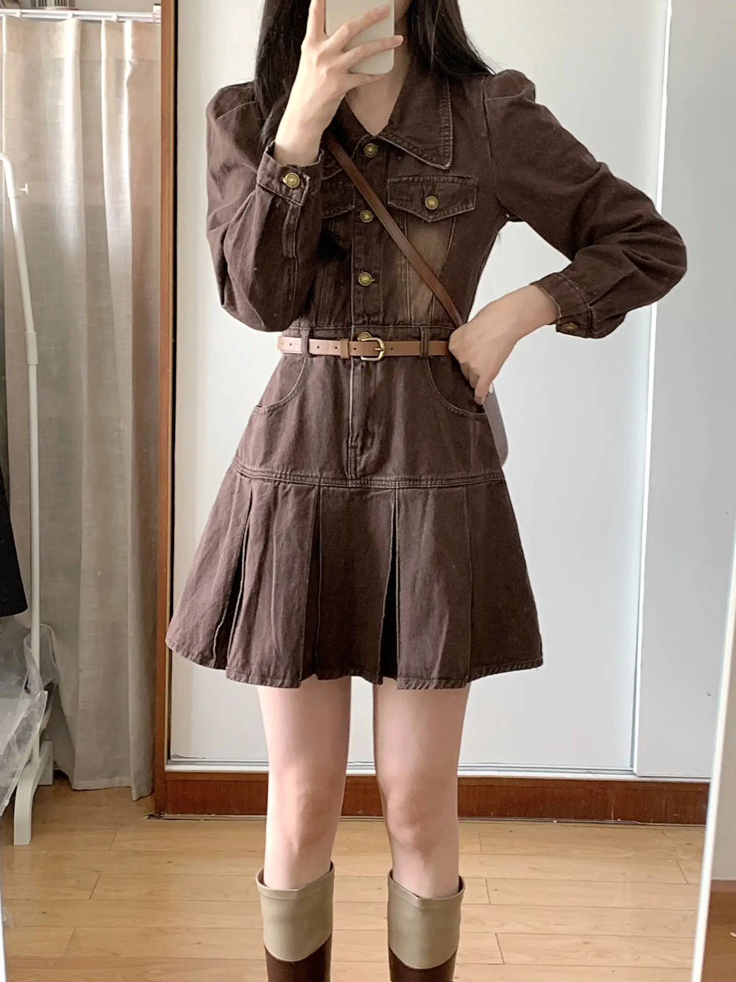 Коричневое джинсовое платье с длинными рукавами и поясом. Женское весенне-осеннее новое облегающее платье трапециевидной формы с талией.
Коричневое джинсовое платье с длинными рукавами и поясом. Женское весенне-осеннее новое облегающее платье трапециевидной формы с талией.