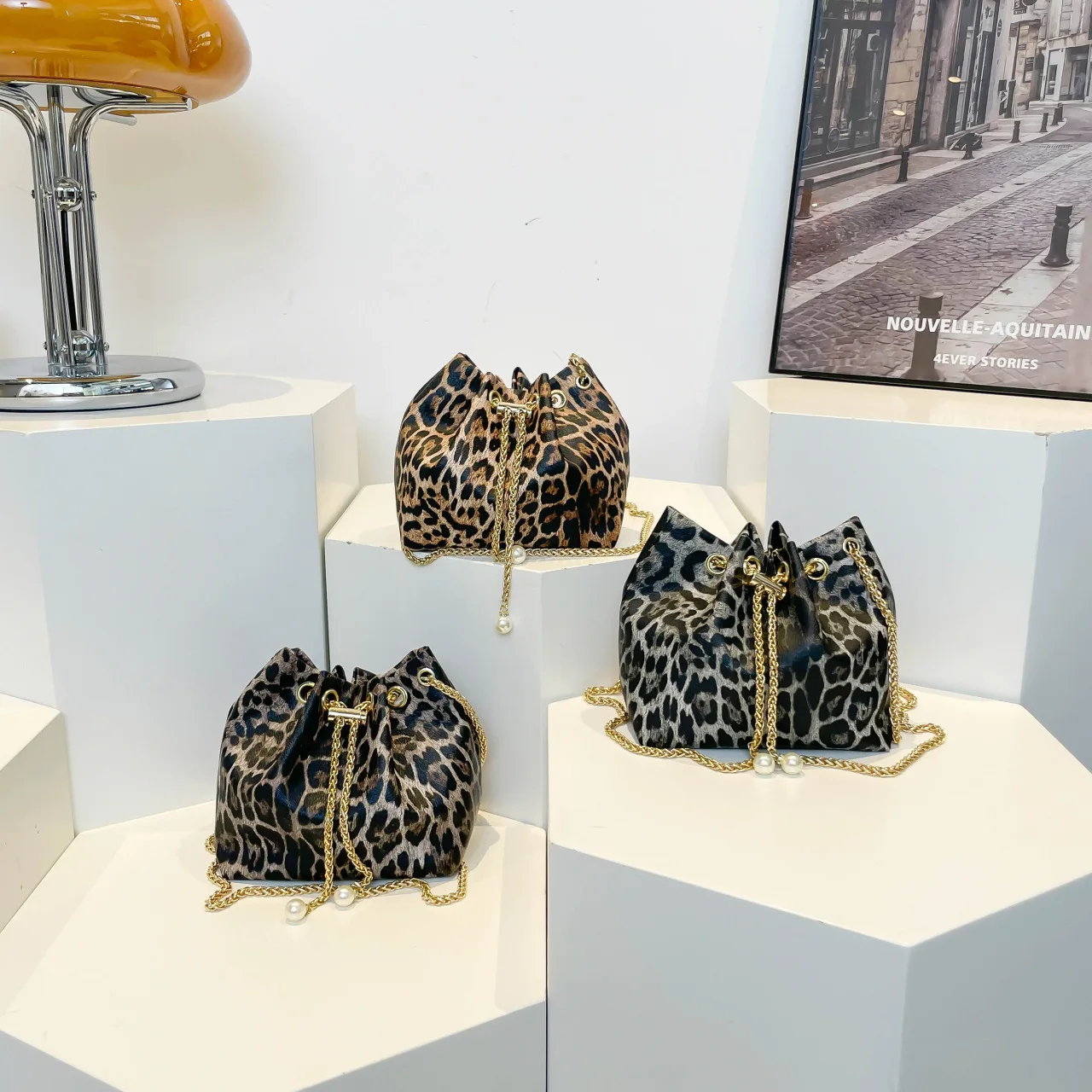 Chic 2025 Leopard Bucket Bag for Women, Elegant Top Handle Sling, Fashionable Bag with Inner Pocket for City & Commuting
Chic 2025 Leopard Bucket Bag for Women, Elegant Top Handle Sling, Fashionable Bag with Inner Pocket for City & Commuting