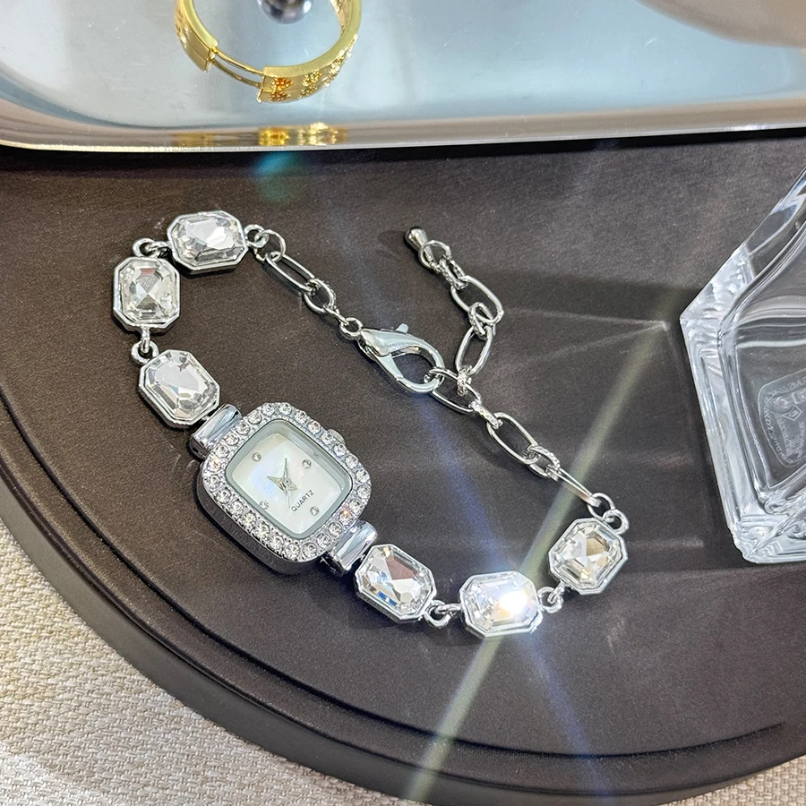 Новые прямоугольные перламутровые простые кварцевые часы-браслет, сверкающие маленькие квадратные сахарные застежки-лобстеры, регулируемые женские часы
Новые прямоугольные перламутровые простые кварцевые часы-браслет, сверкающие маленькие квадратные сахарные застежки-лобстеры, регулируемые женские часы