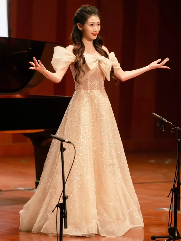 Длинное вечернее платье на одно плечо цвета шампань с пышной юбкой для выпускного вечера, выступлений и торжественных мероприятий.
Длинное вечернее платье на одно плечо цвета шампань с пышной юбкой для выпускного вечера, выступлений и торжественных мероприятий.