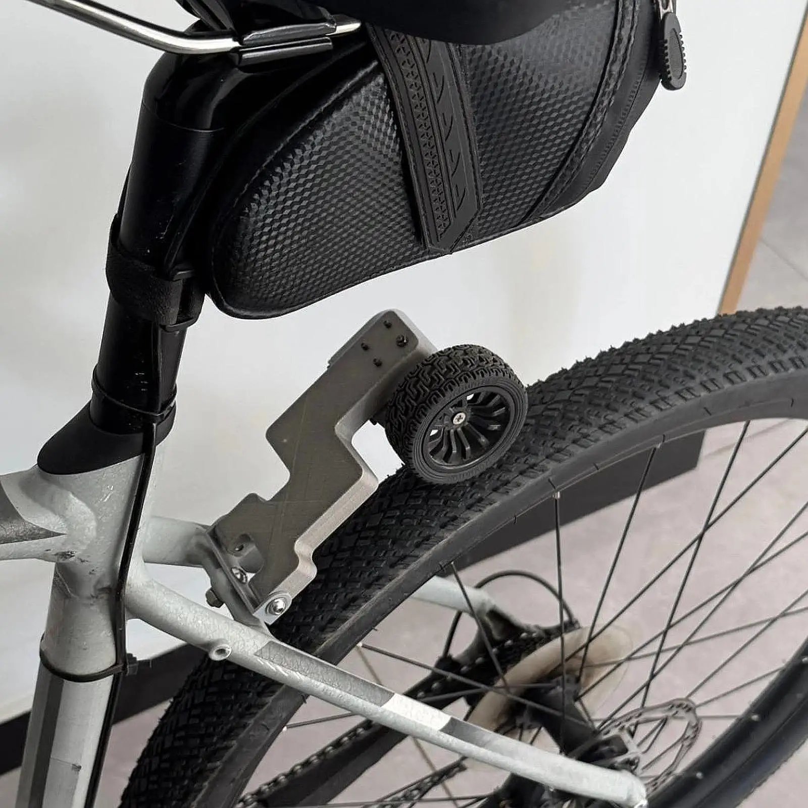 Universal Bicycle Generator Durable ABS Plastic Efficient LED Light Kit for City Bike Accessories and Road Bikes
Universal Bicycle Generator Durable ABS Plastic Efficient LED Light Kit for City Bike Accessories and Road Bikes