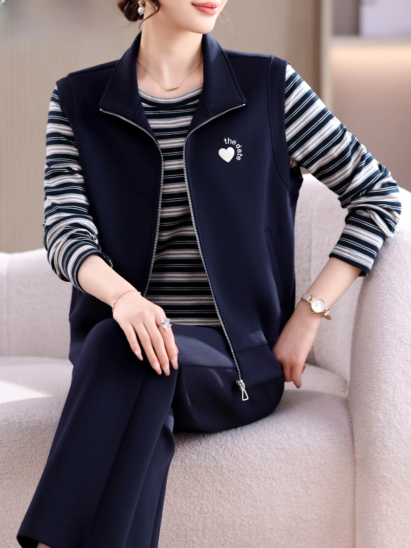 Spring Outfit Set Casual Sports Women's Wear Tee-piece Set Stripe T-irt Vest Outerwear for Young Mothers Middle-aged Women
Spring Outfit Set Casual Sports Women's Wear Tee-piece Set Stripe T-irt Vest Outerwear for Young Mothers Middle-aged Women
