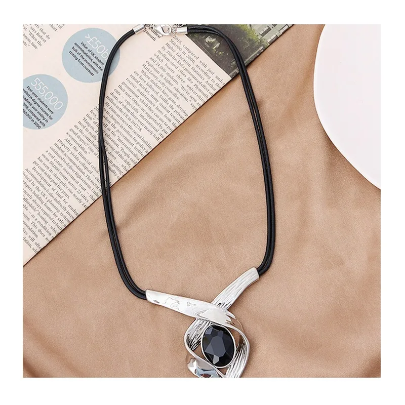 New Hot Sale Fashion Atmospheric Necklace Women's Alloy Geometric Short Glass Clavicle Necklace
New Hot Sale Fashion Atmospheric Necklace Women's Alloy Geometric Short Glass Clavicle Necklace