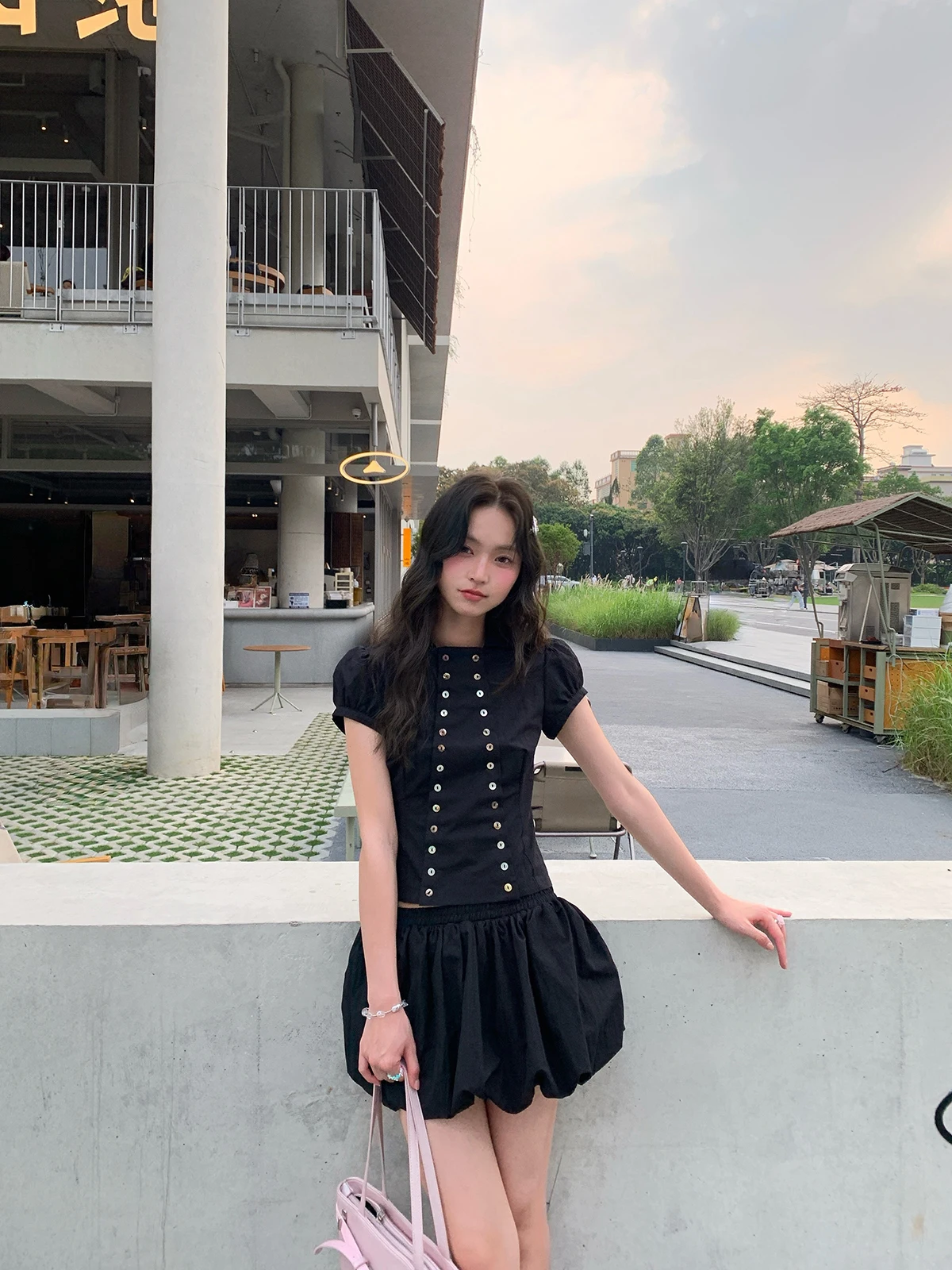 Black Bubble Sleeve Shirt And Short Skirt Set Women's Summer Slimming Top Flared Pants Fashionable Shortened Clothing Set
Black Bubble Sleeve Shirt And Short Skirt Set Women's Summer Slimming Top Flared Pants Fashionable Shortened Clothing Set