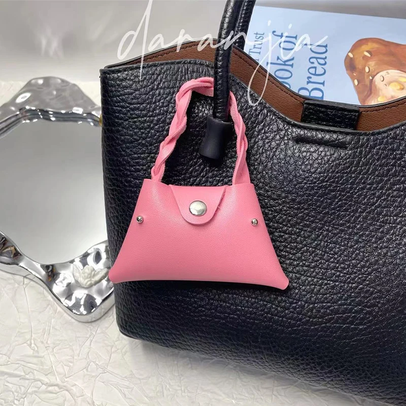 Creative Shoulder Bag Pendant Fashionable High-quality Leather Storage Coin Purse Advanced Color EarphoneBag Pendant Accessories
Creative Shoulder Bag Pendant Fashionable High-quality Leather Storage Coin Purse Advanced Color EarphoneBag Pendant Accessories