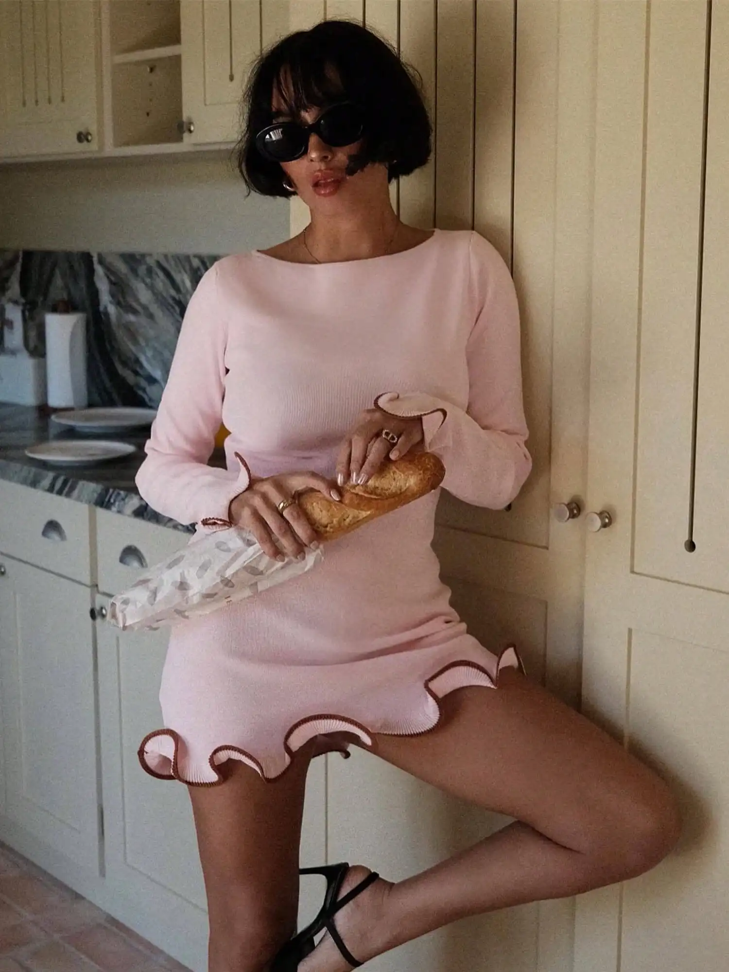 Женское облегающее трикотажное мини-платье с контрастной отделкой, круглым вырезом, длинными рукавами и оборками по низу
Женское облегающее трикотажное мини-платье с контрастной отделкой, круглым вырезом, длинными рукавами и оборками по низу