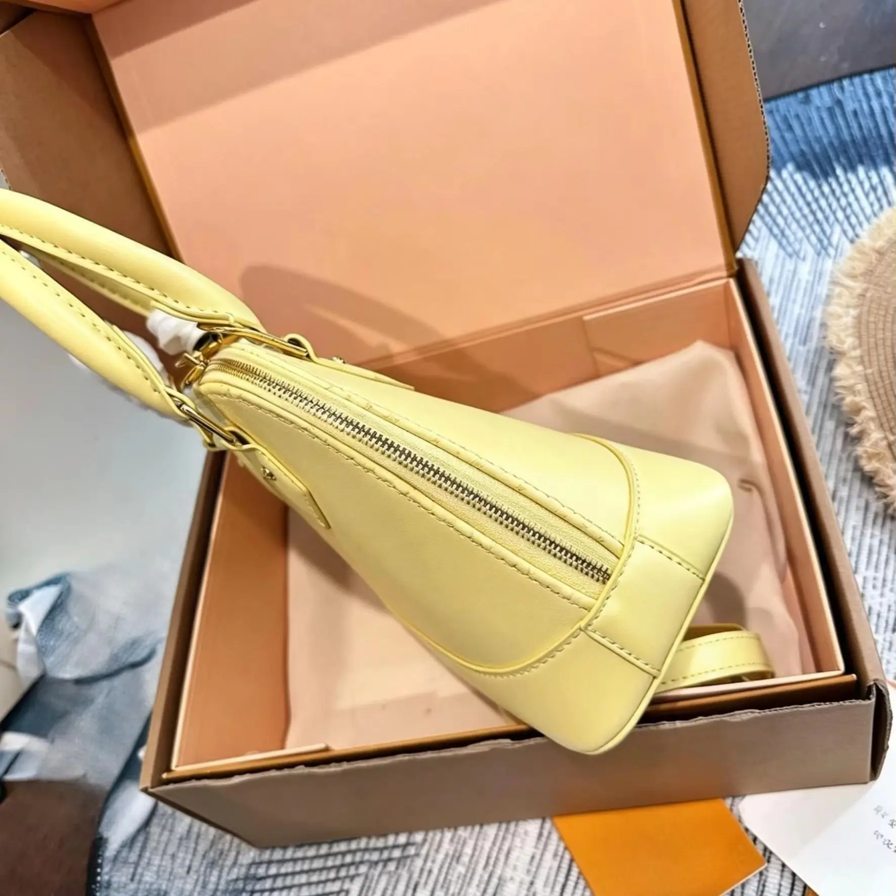 Yellow smooth calf leather handbag, with gold-tone lock hardware, top handle, detachable matching crossbody strap, small shell shoulder bag.
Yellow smooth calf leather handbag, with gold-tone lock hardware, top handle, detachable matching crossbody strap, small shell shoulder bag.