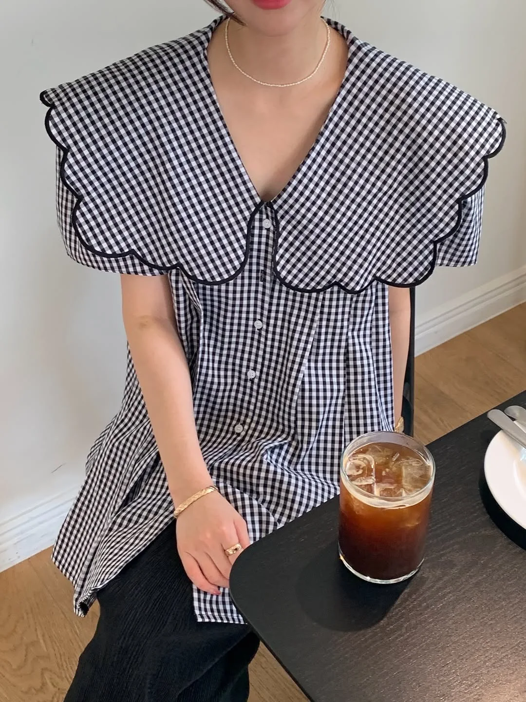 Retro Plaid Loose Fit Short Sleeve Shirt with Peter Pan Collar for Women Sweet Youthful Large Turn-down Collar Top
Retro Plaid Loose Fit Short Sleeve Shirt with Peter Pan Collar for Women Sweet Youthful Large Turn-down Collar Top