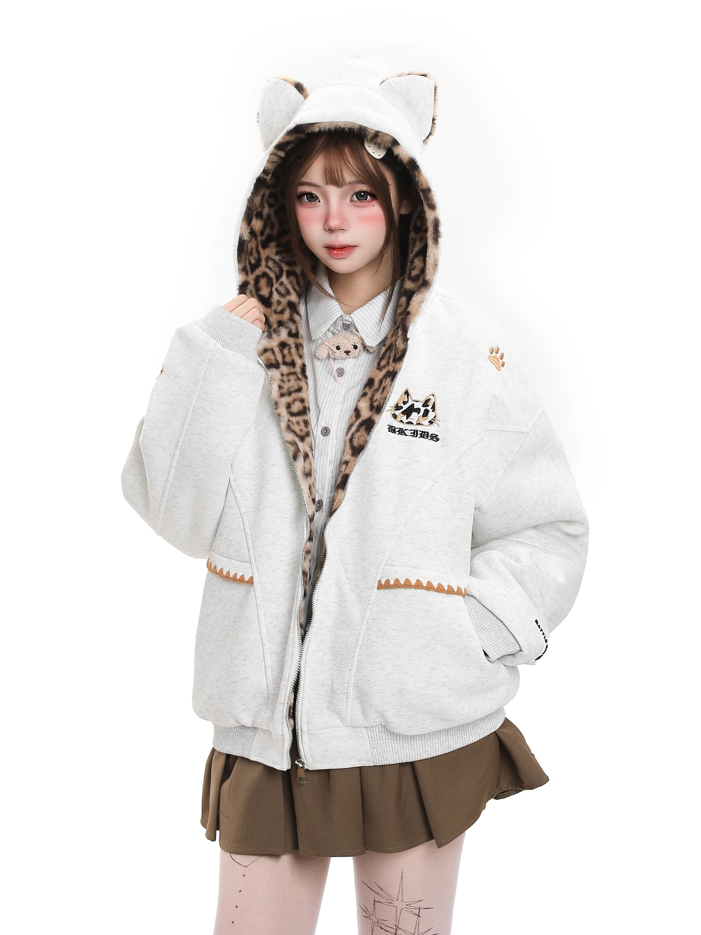 Теплая женская зимняя куртка из хлопка с капюшоном, с леопардовым принтом и пэчворком, в студенческом стиле, утолщенная, с эффектом омоложения
Теплая женская зимняя куртка из хлопка с капюшоном, с леопардовым принтом и пэчворком, в студенческом стиле, утолщенная, с эффектом омоложения