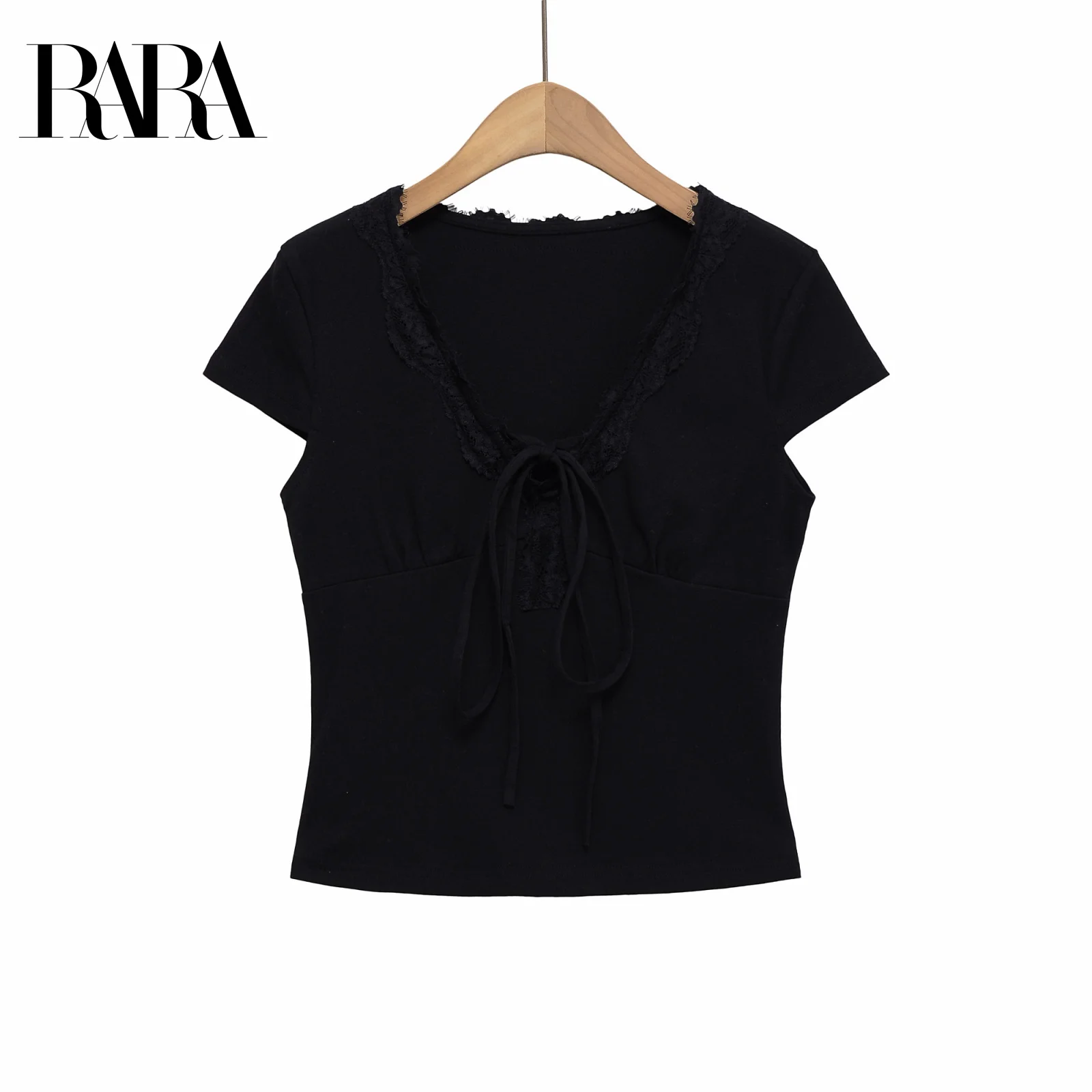 RARA2025 new summer women's casual fashion simple slim temperament charm splicing lace lace short V-neck T-shirt
RARA2025 new summer women's casual fashion simple slim temperament charm splicing lace lace short V-neck T-shirt