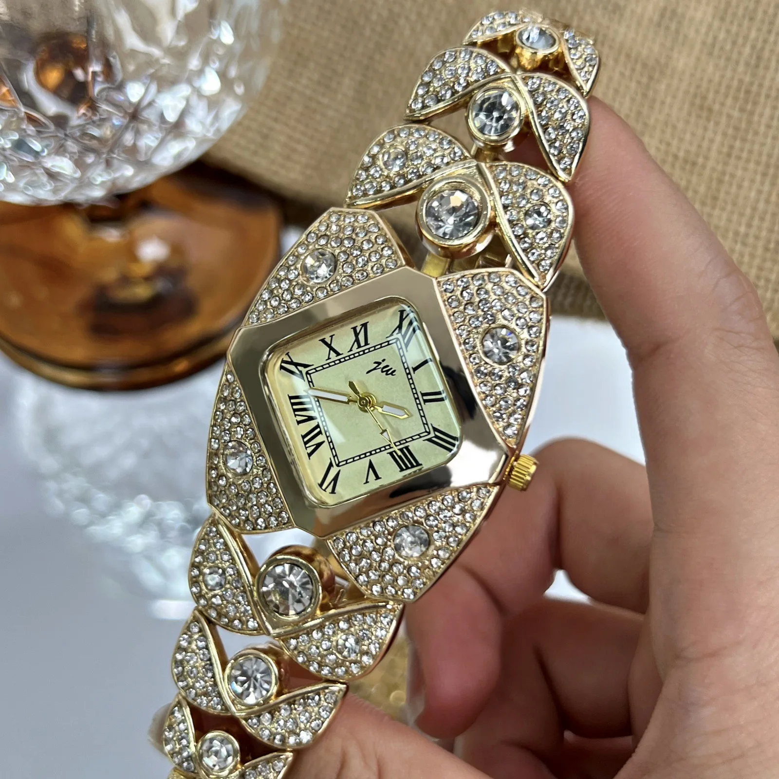 Brand Watch Light Luxury Niche Quartz Women's Watches Retro Full of Diamonds high-end Feeling Ladies Fashion Clock Wristwatches
Brand Watch Light Luxury Niche Quartz Women's Watches Retro Full of Diamonds high-end Feeling Ladies Fashion Clock Wristwatches