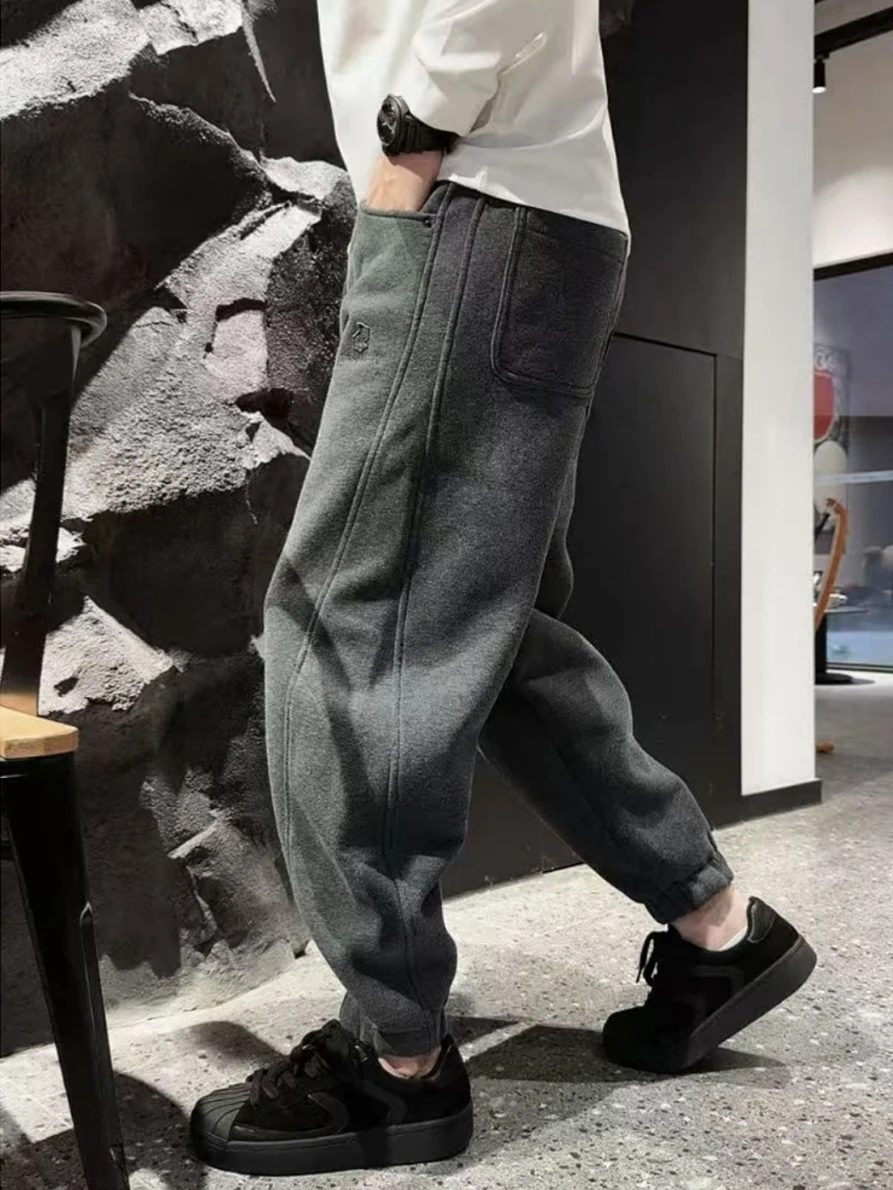 Мужские спортивные брюки American Sle Heavyweight: свободные, роскошные, в стиле Harlan, длинные, прямые, модные, повседневные штаны с манжетами
Мужские спортивные брюки American Sle Heavyweight: свободные, роскошные, в стиле Harlan, длинные, прямые, модные, повседневные штаны с манжетами