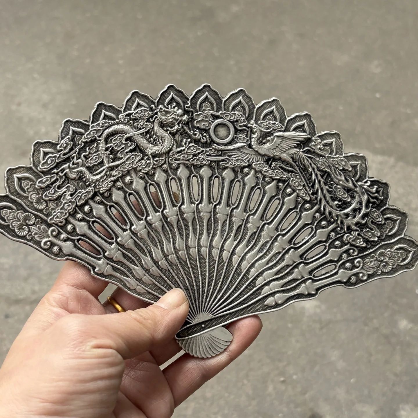 Vintage Auspicious Silver Dragon Phoenix Fan Chinese Style Living Room Entrance Home Display Collection Craft Ornament Decor
Vintage Auspicious Silver Dragon Phoenix Fan Chinese Style Living Room Entrance Home Display Collection Craft Ornament Decor