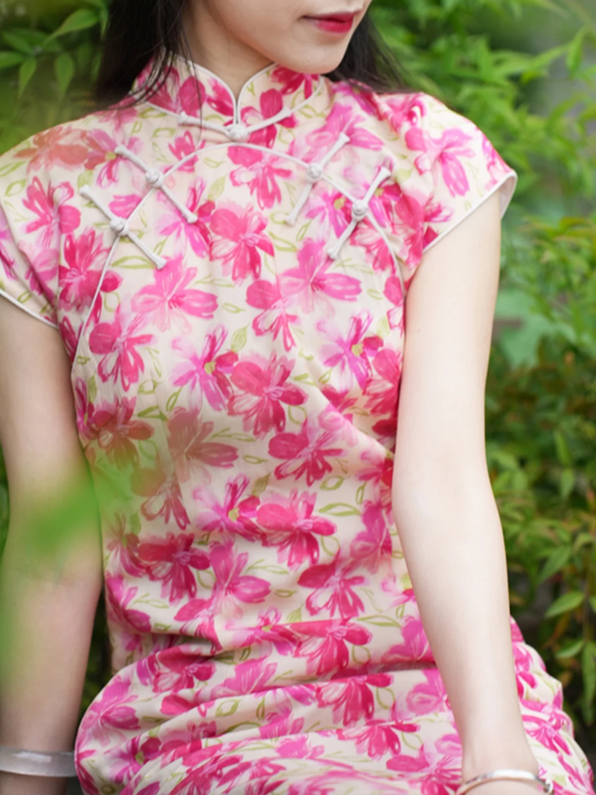 Оригинальный дизайн, летнее платье-ципао с цветочным принтом, облегающее, с низким разрезом, открытым воротником, винтажное, для повседневной носки
Оригинальный дизайн, летнее платье-ципао с цветочным принтом, облегающее, с низким разрезом, открытым воротником, винтажное, для повседневной носки