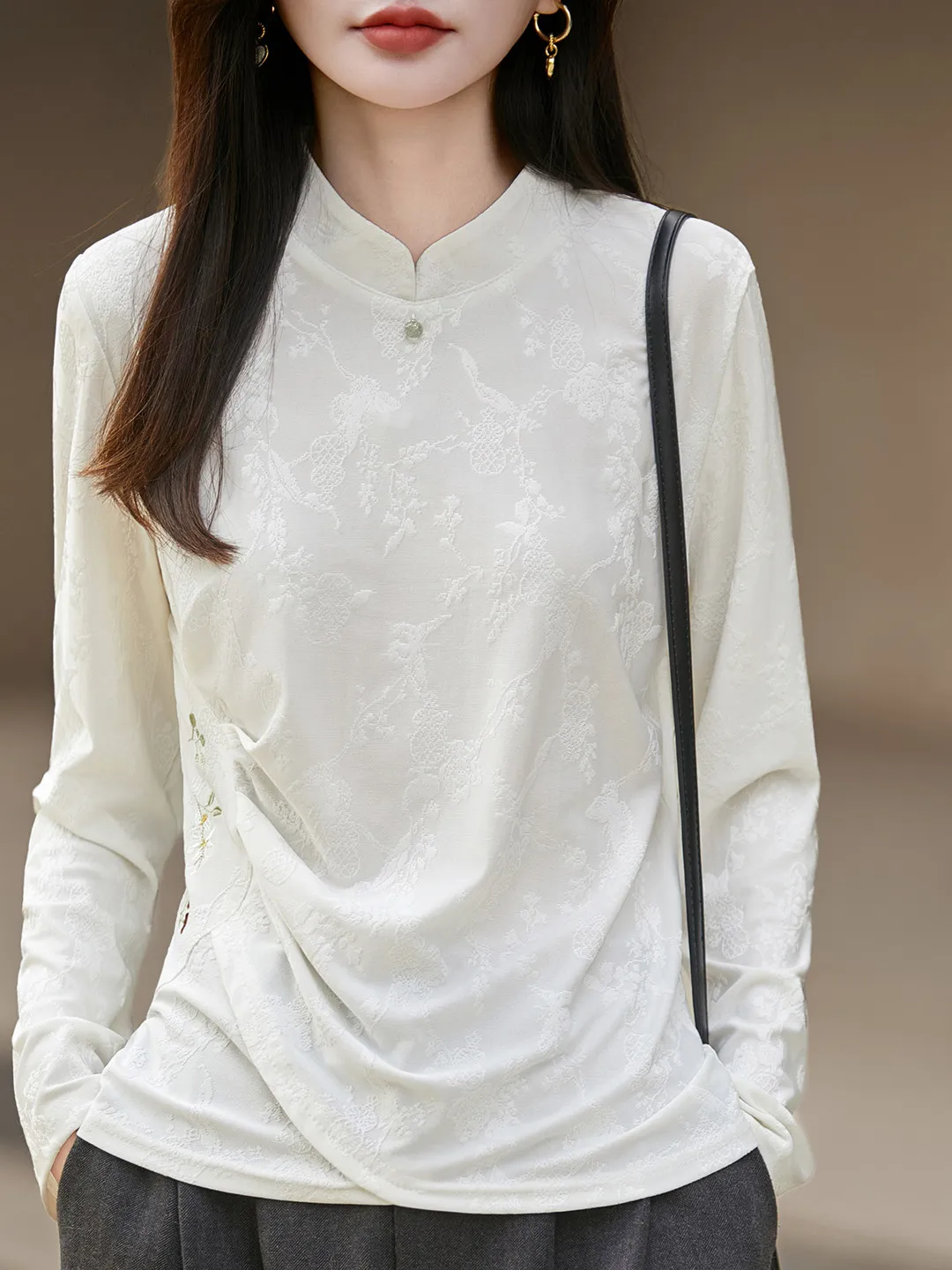 Новая китайская вязаная кофта для женщин с воротником-стойкой, вышивкой, свободного кроя, с длинными рукавами, с цветочным узором, весна 2026
Новая китайская вязаная кофта для женщин с воротником-стойкой, вышивкой, свободного кроя, с длинными рукавами, с цветочным узором, весна 2026