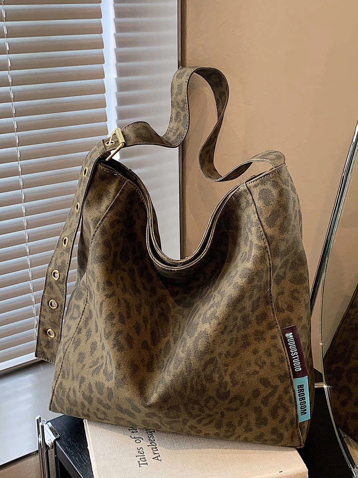 Fashion Large Capacity Leopard Pattern Tote Bag Women Casual Versatile One Shoulder Crossbody Bag Short Distance Travel Handbag
Fashion Large Capacity Leopard Pattern Tote Bag Women Casual Versatile One Shoulder Crossbody Bag Short Distance Travel Handbag