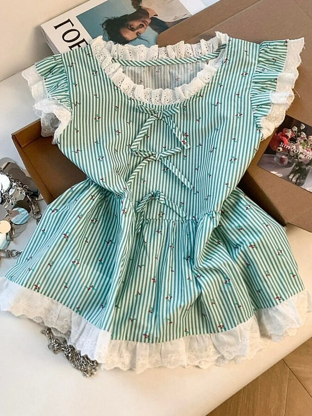 Unique Beautiful Cherry Stripe Lace Trim Shirt Women's Summer New Style Korean Loose Fit Cotton Blend Knot Top
Unique Beautiful Cherry Stripe Lace Trim Shirt Women's Summer New Style Korean Loose Fit Cotton Blend Knot Top