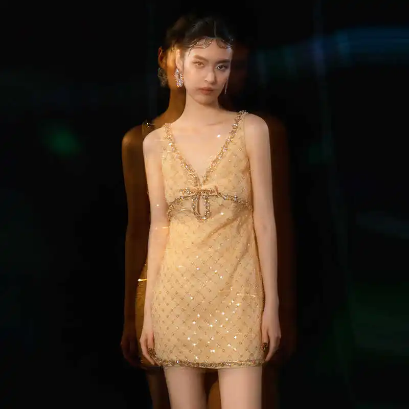 Изысканное женское платье А-силуэта с V-образным вырезом, украшенное стразами и бриллиантами, высококачественное
Изысканное женское платье А-силуэта с V-образным вырезом, украшенное стразами и бриллиантами, высококачественное