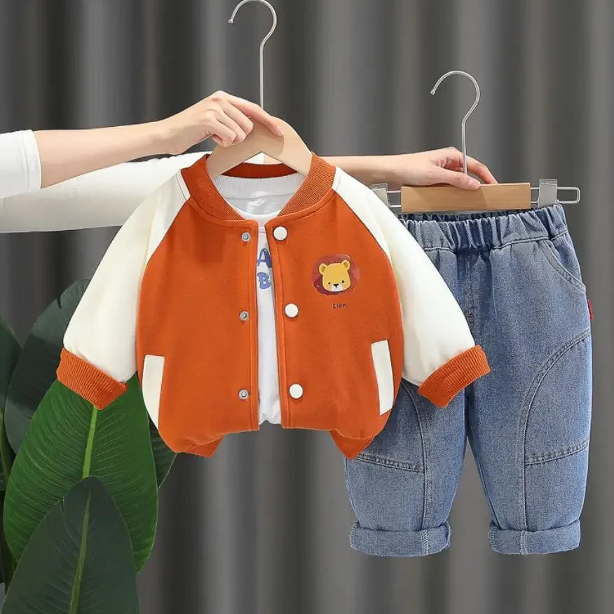 2025 Designer Boys Outfits Sets Korean Style Cartoon Lion Patchwork Baseball Jackets+White T-shirts+Pants Baby Infant Clothing
2025 Designer Boys Outfits Sets Korean Style Cartoon Lion Patchwork Baseball Jackets+White T-shirts+Pants Baby Infant Clothing