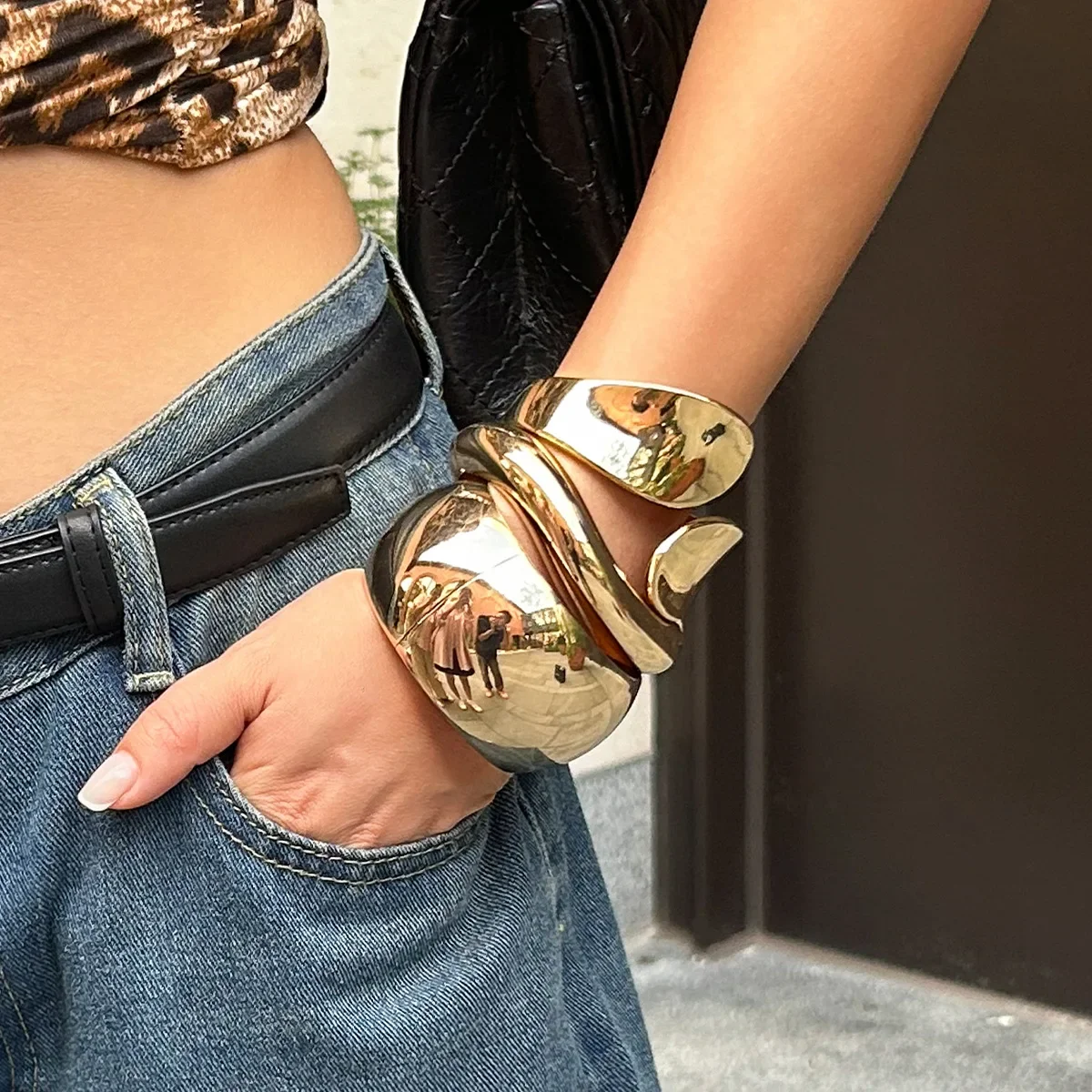 Glossy Punk Style Irregular Wide Noodles Metallic Feeling Couple Bracelets Ladies' Decorative Fashion Jewelry Wedding Gifts
Glossy Punk Style Irregular Wide Noodles Metallic Feeling Couple Bracelets Ladies' Decorative Fashion Jewelry Wedding Gifts