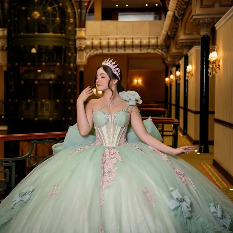 Green Quinceanera Dress off-shoulder Crystal Glitter Decal Lace Ruffle Long tail Big Bow vestidos de 15 Quinceanera Customize
Green Quinceanera Dress off-shoulder Crystal Glitter Decal Lace Ruffle Long tail Big Bow vestidos de 15 Quinceanera Customize