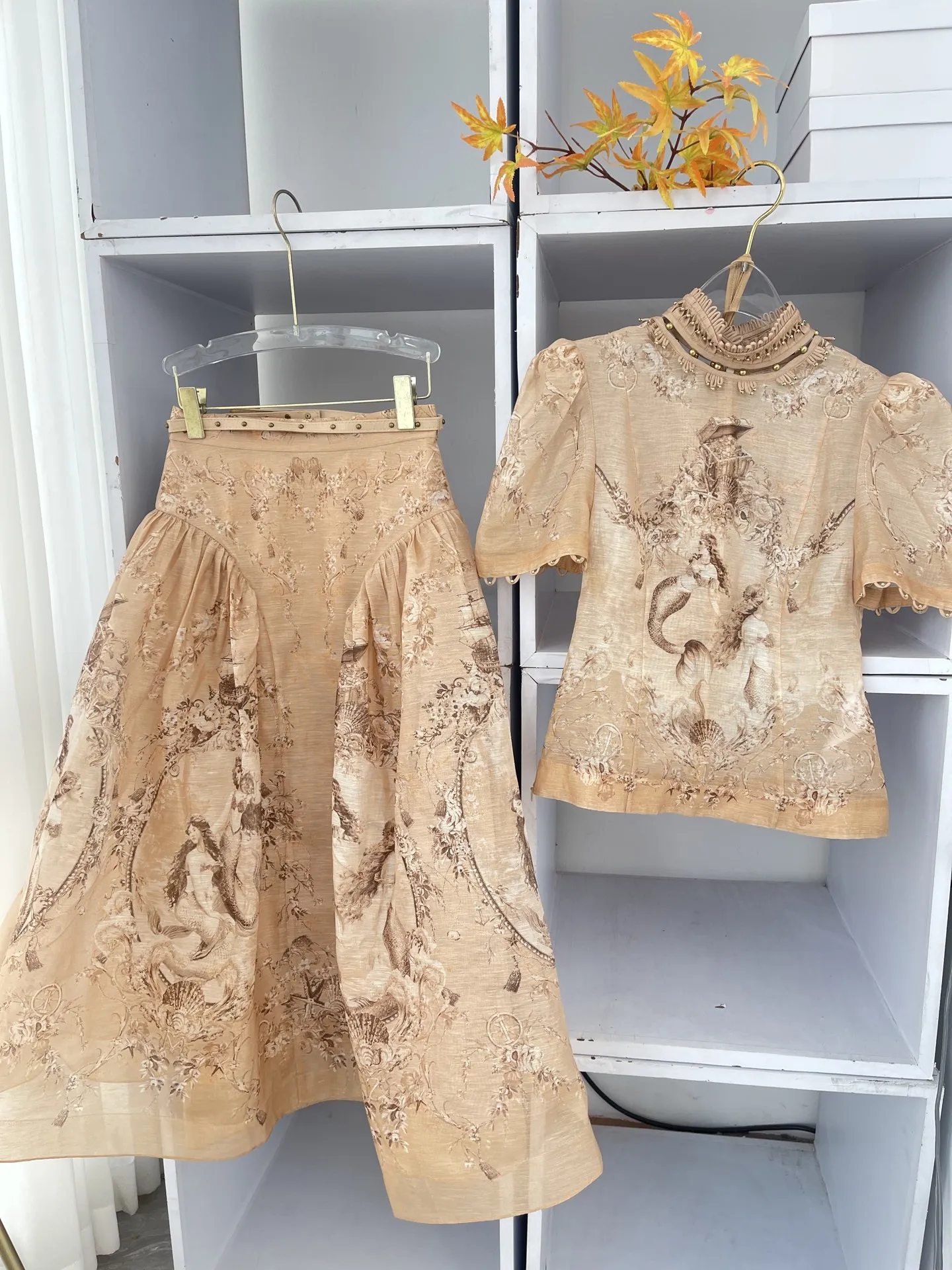 2025 Высококачественный женский светло-коричневый жилет с принтом русалки, блузка, топы и юбка-миди, комплекты в качестве изображения
2025 Высококачественный женский светло-коричневый жилет с принтом русалки, блузка, топы и юбка-миди, комплекты в качестве изображения