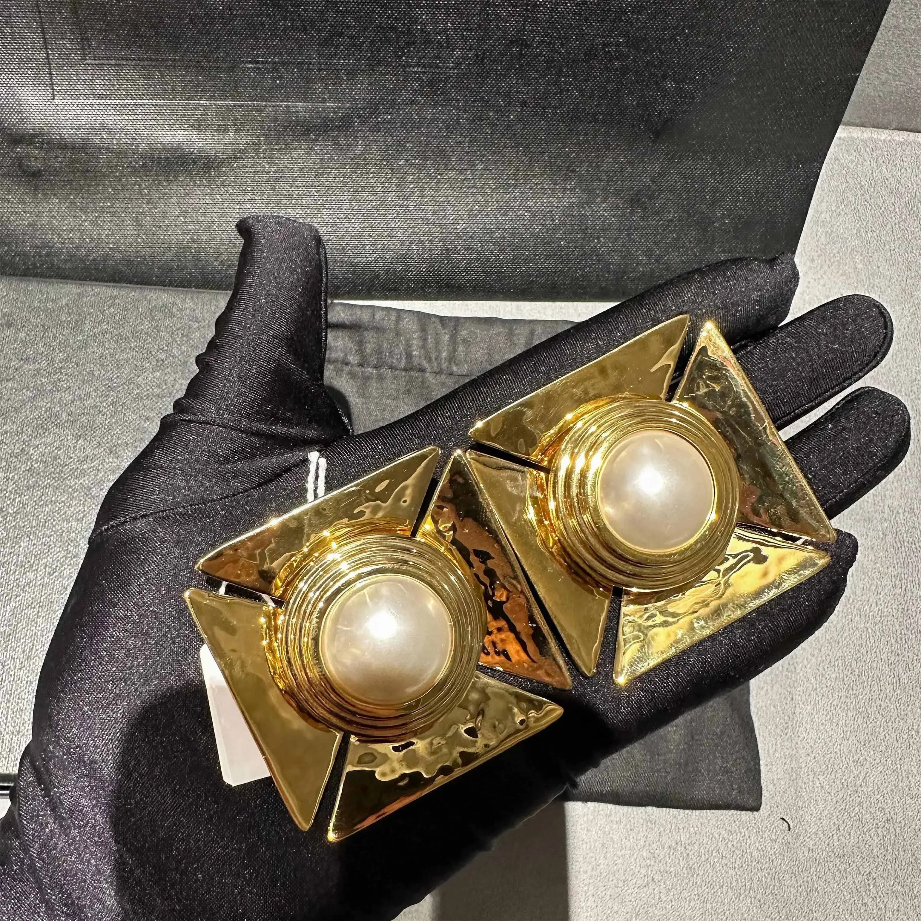 Роскошные ювелирные изделия высшего качества, 24-каратное позолоченное квадратное жемчужное зажим для ушей, большие серьги для женщин, дизайнерский тренд
Роскошные ювелирные изделия высшего качества, 24-каратное позолоченное квадратное жемчужное зажим для ушей, большие серьги для женщин, дизайнерский тренд