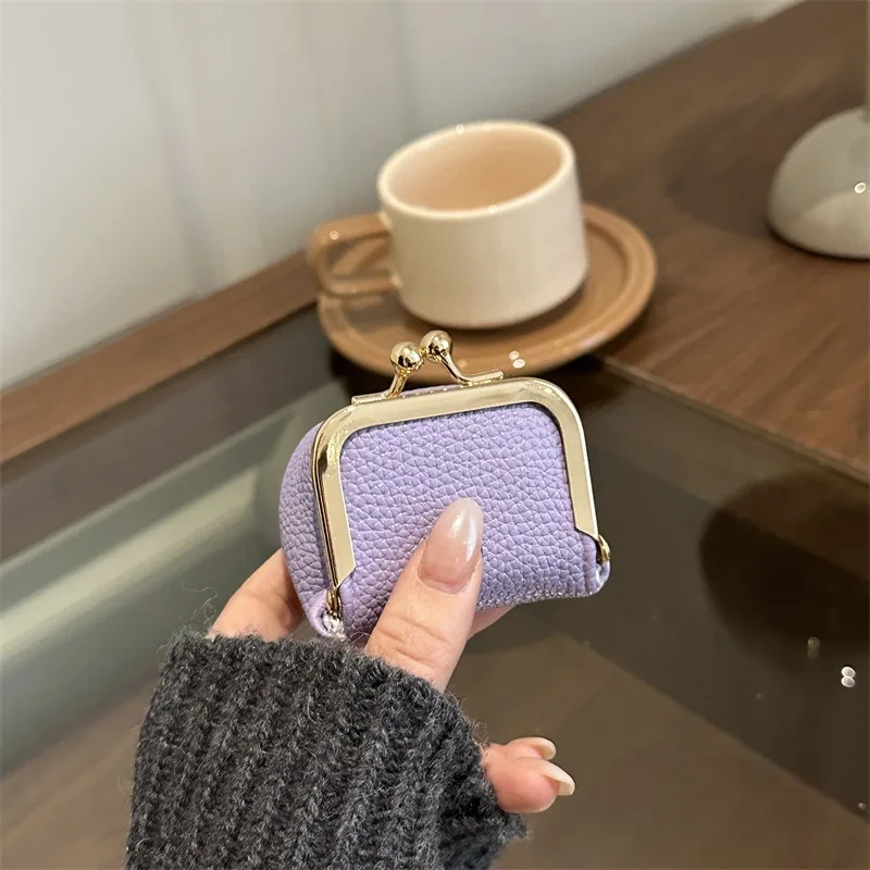 mini women's solid color PU leather jewelry box can store rings necklaces earrings portable coin purse with kiss clasp
mini women's solid color PU leather jewelry box can store rings necklaces earrings portable coin purse with kiss clasp