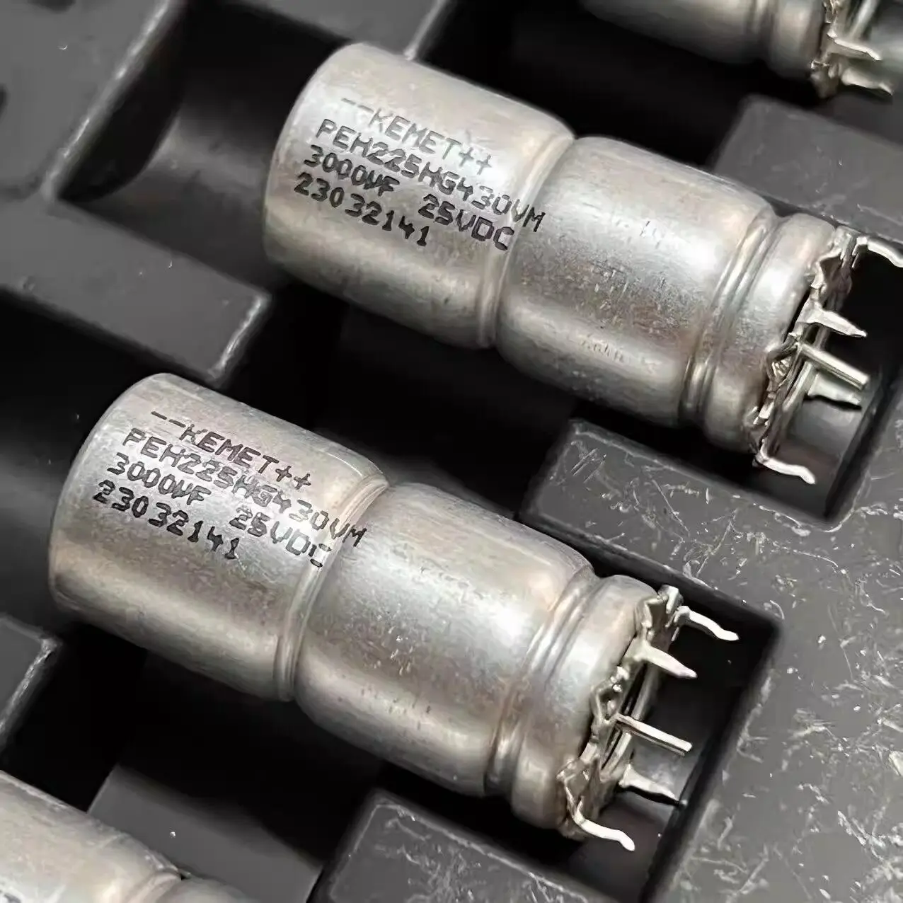 10 шт./новые высокотемпературные аудиоконденсаторы PEH225HG430VM 3000 мкФ 25 В
10 шт./новые высокотемпературные аудиоконденсаторы PEH225HG430VM 3000 мкФ 25 В