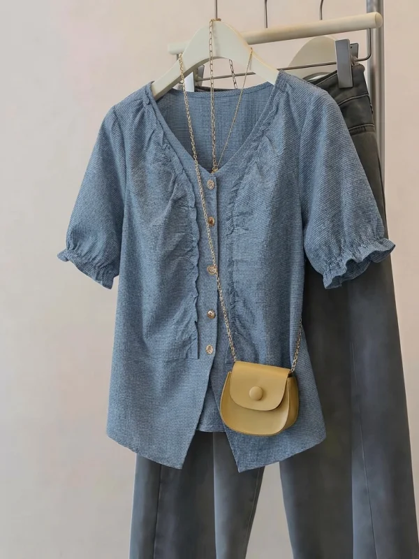 Stylish Blue V-Neck Short Sleeve Shirt Women's Fashion Korean Loose Fit Summer New Arrival Age-Defying Top for plus Size
Stylish Blue V-Neck Short Sleeve Shirt Women's Fashion Korean Loose Fit Summer New Arrival Age-Defying Top for plus Size