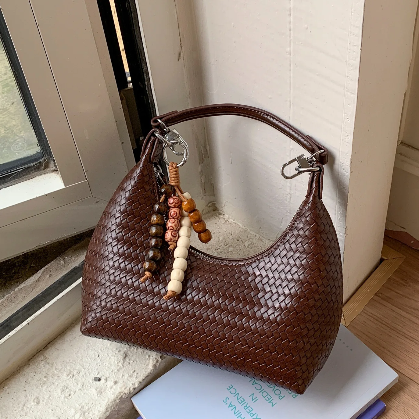 Веганская кожаная сумка-хобо для женщин, высококачественная сумка через плечо в стиле инди, универсальная ручная сумка через плечо под мышками для поездок на работу 
Веганская кожаная сумка-хобо для женщин, высококачественная сумка через плечо в стиле инди, универсальная ручная сумка через плечо под мышками для поездок на работу